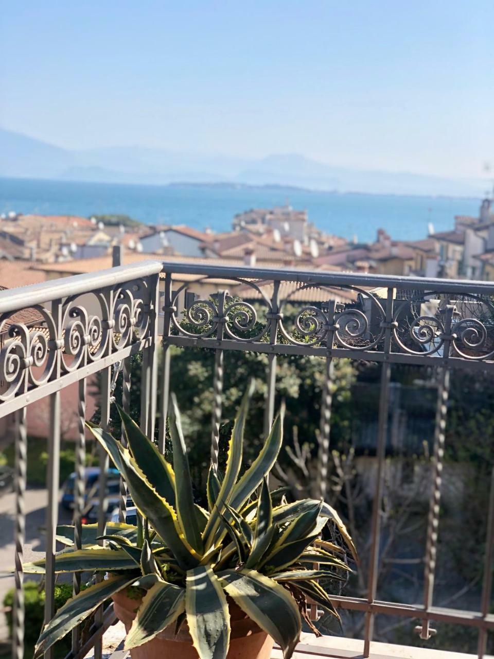 Bed and Breakfast The Tower Of The Old King Desenzano del Garda Exterior foto